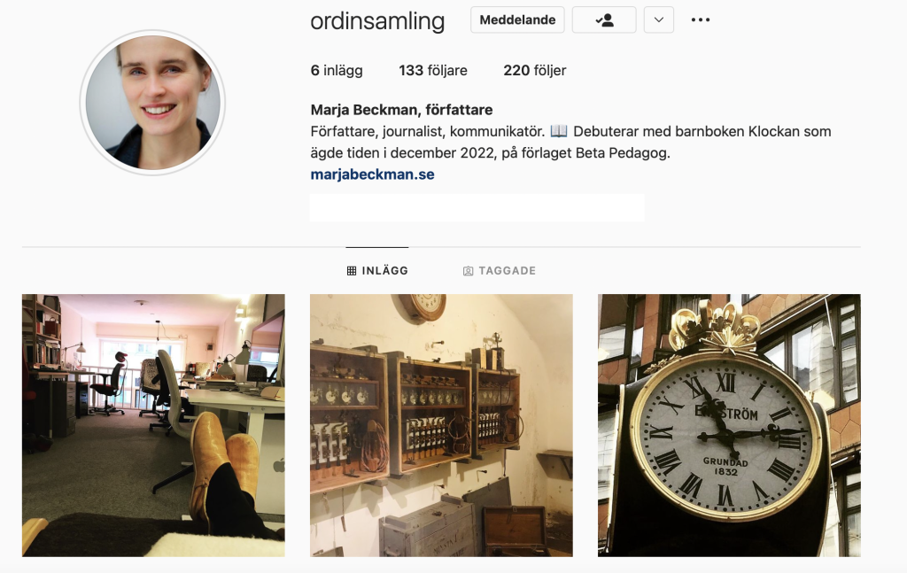 Ordinsamlings instagramkonto, tre bilder, på en klocka, en kraftstation och två fötter på ett kontor.